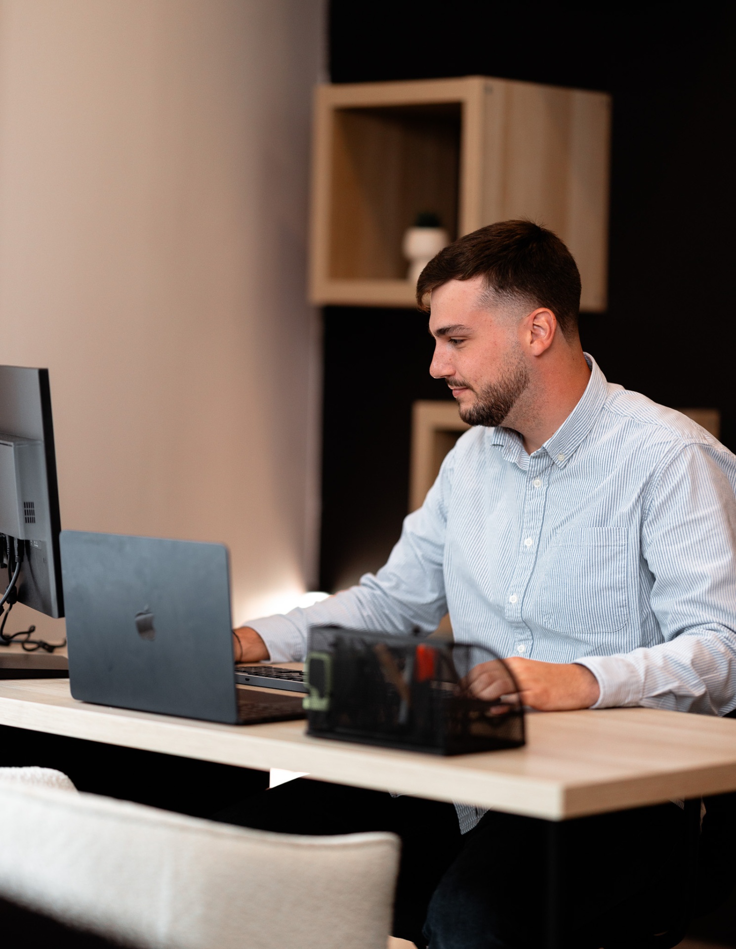 Thomas ABRAN au bureau de l'agence Les Terrasses Immobilier